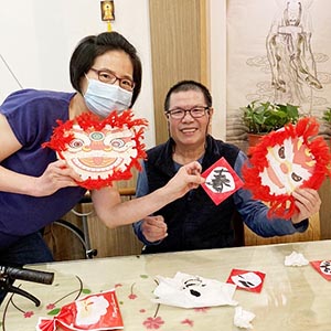 新年寫春聯做面具