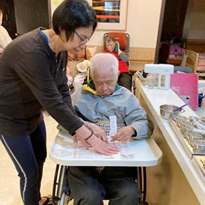 阿公阿嬤自己動手摺兔子燈籠