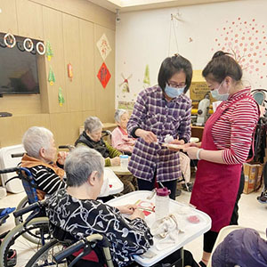 元宵節做湯圓提燈籠